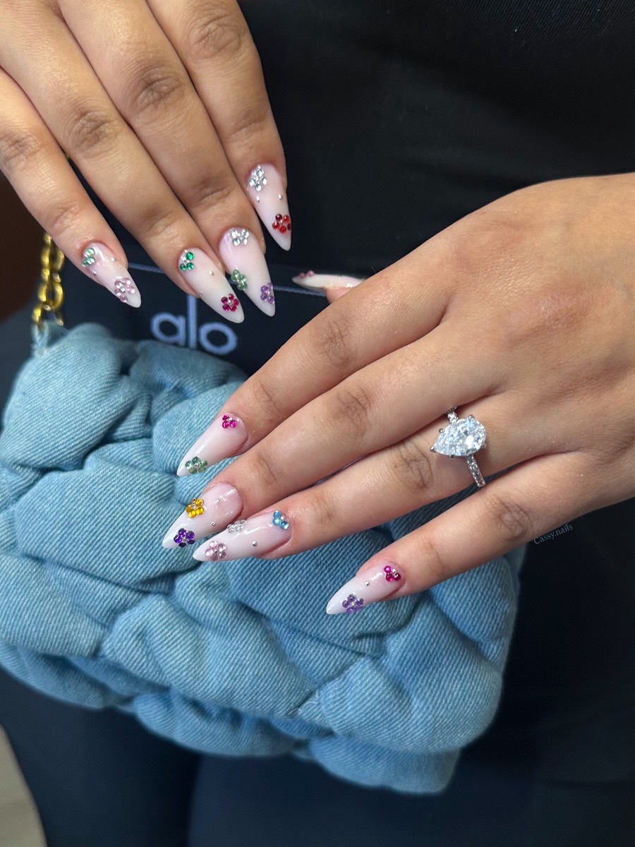 Ongles amande avec fleurs de cristaux par Cassy Nails, Montréal
