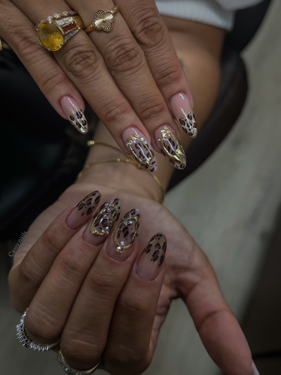 Nail art léopard doré sur ongles amande par Cassy Nails, Montréal