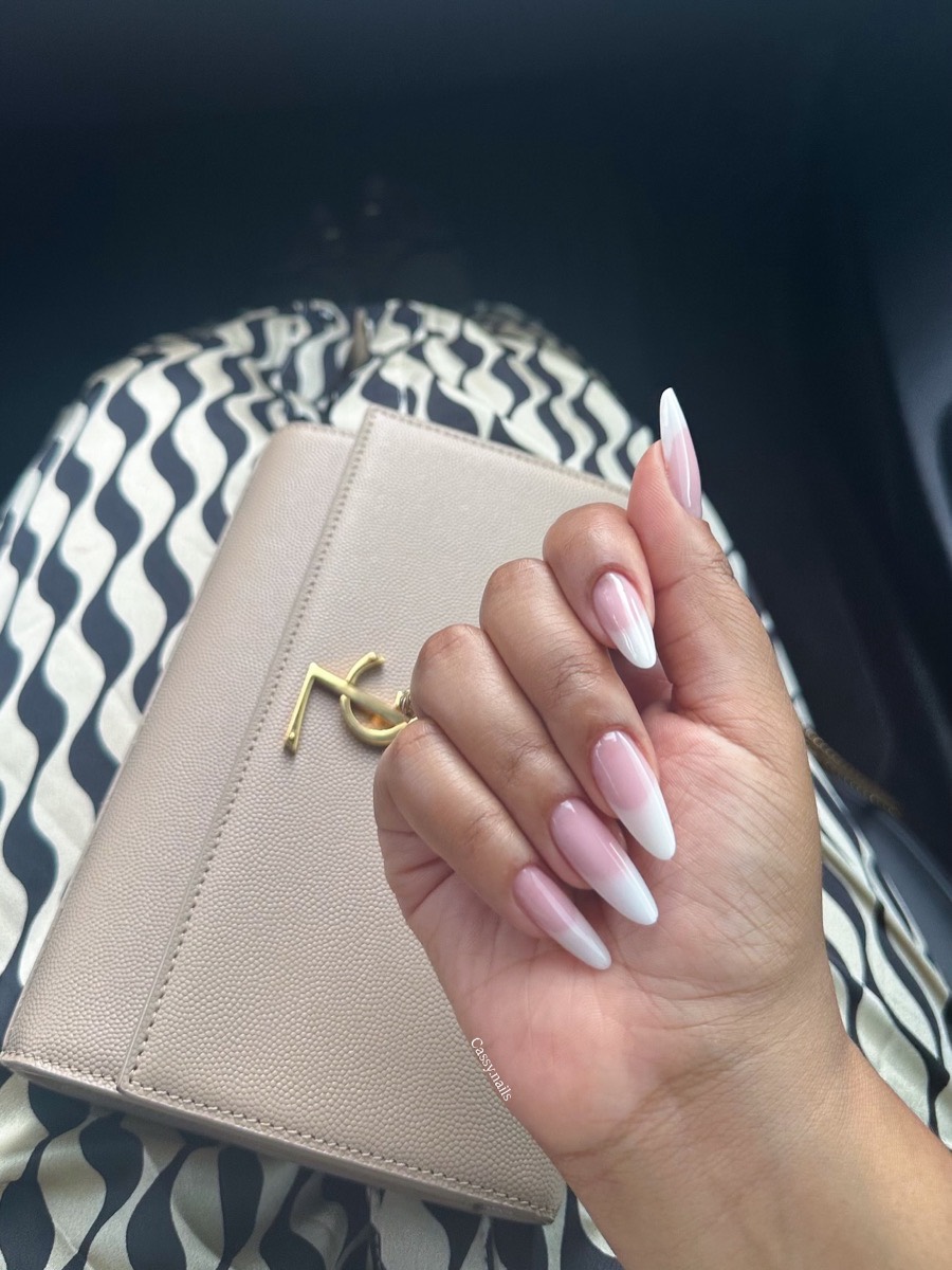French dégradé sur ongles amande longs par Cassy Nails, Montréal