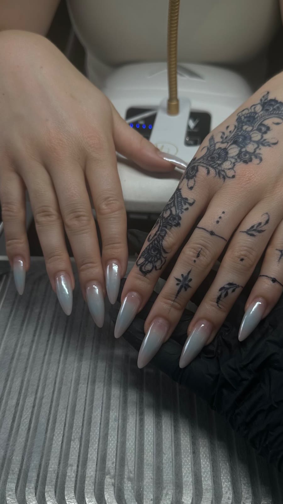 Extensions chrome perle par Cassy Nails, Montréal