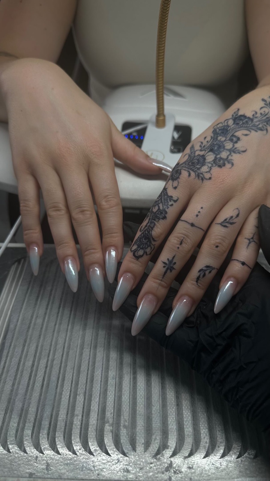 Extensions chrome perle en cours de pose par Cassy Nails, Montréal